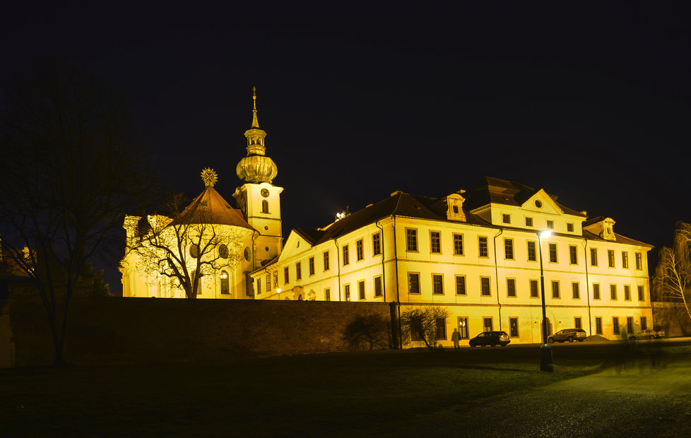 noční pohled na břevnovský klášterní pivovar